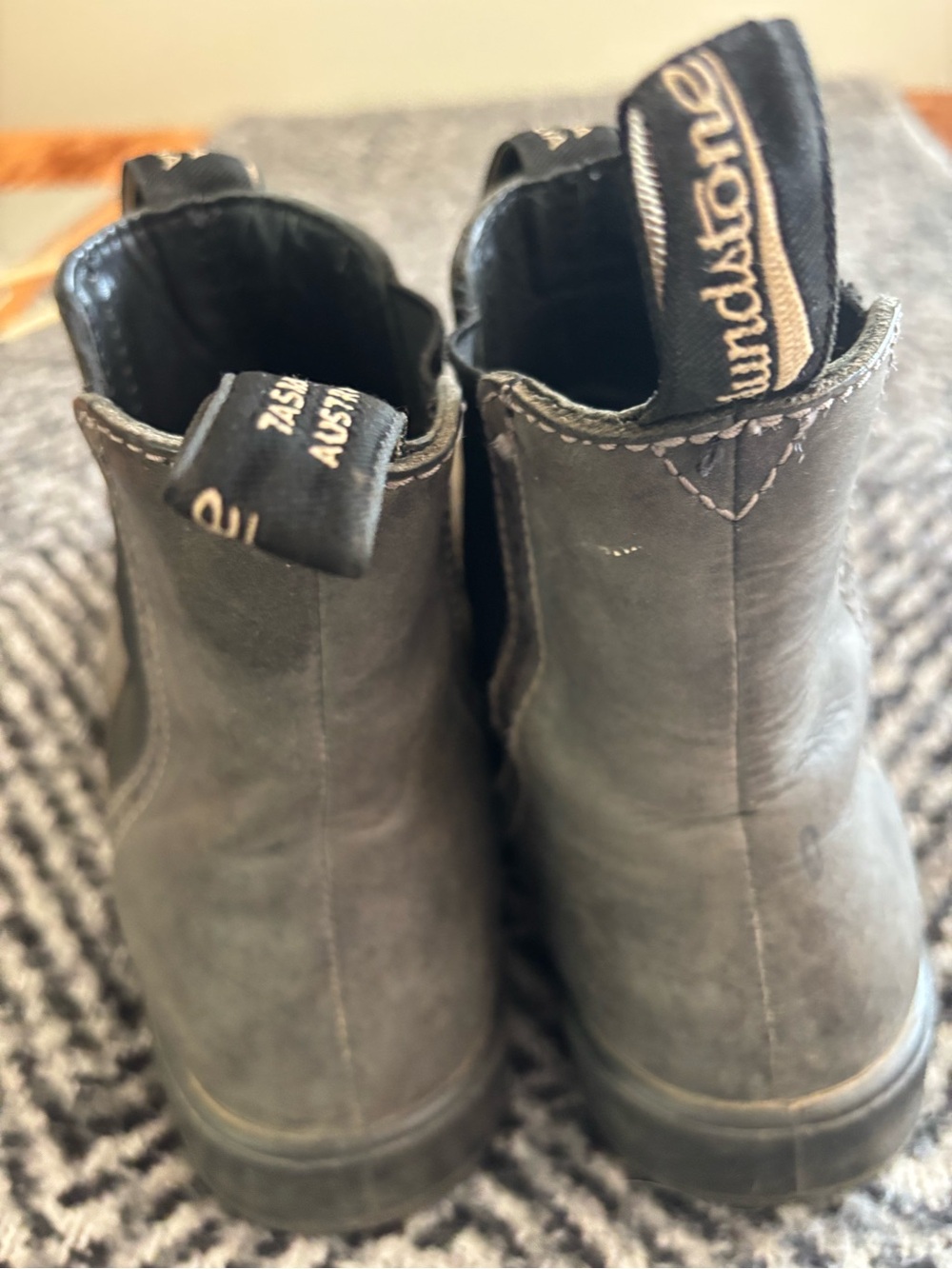 Blundstone Black Chelsea Boot Sole Detail - Picture 3 of 5